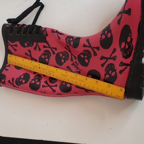 Betsey Johnson Pink & Black Skull Rubber Rain Boots Size 6 - Picture 10 of 12